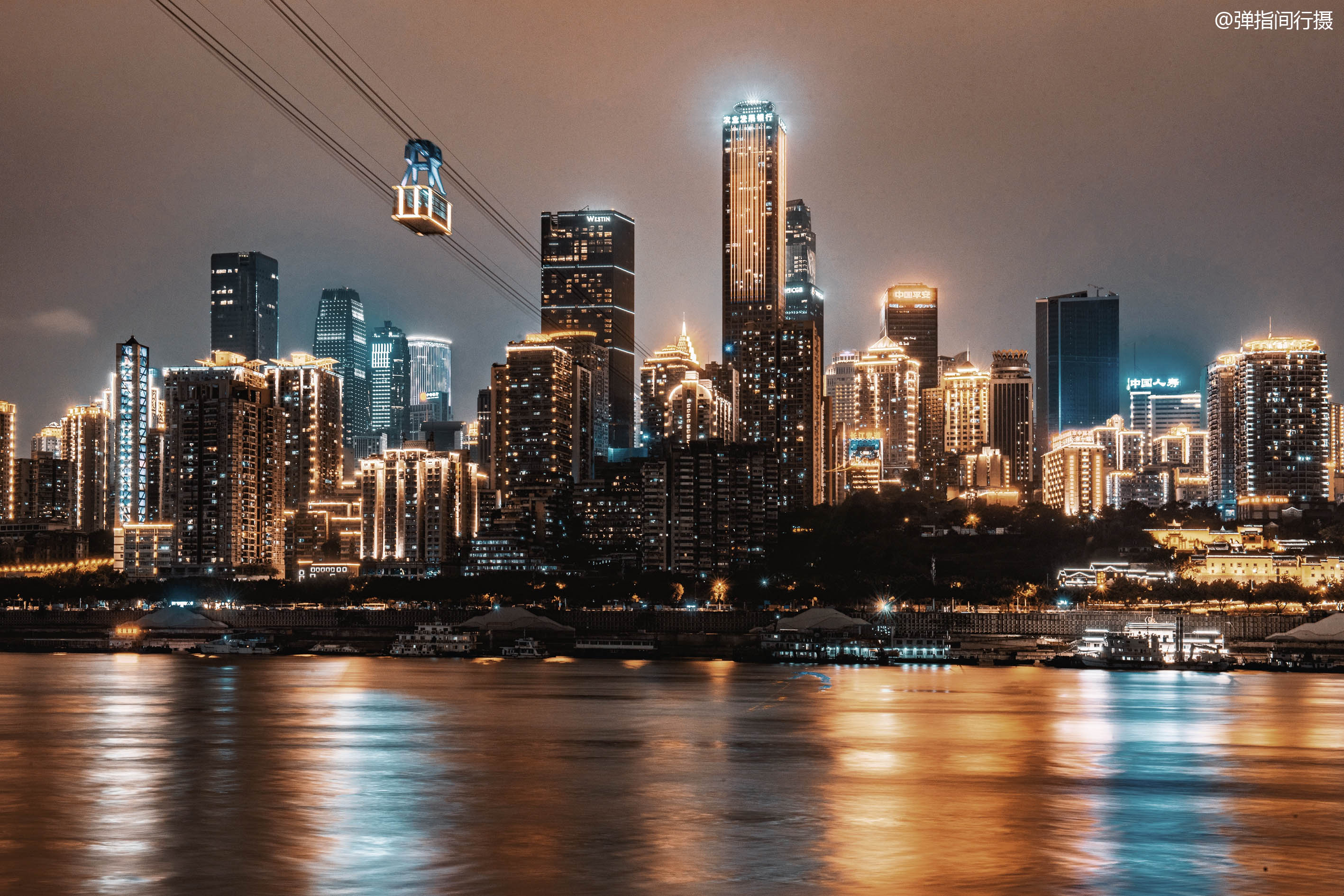 重慶最美的觀光大道,坐擁繁華城市美景,是看山城夜色的絕佳去處